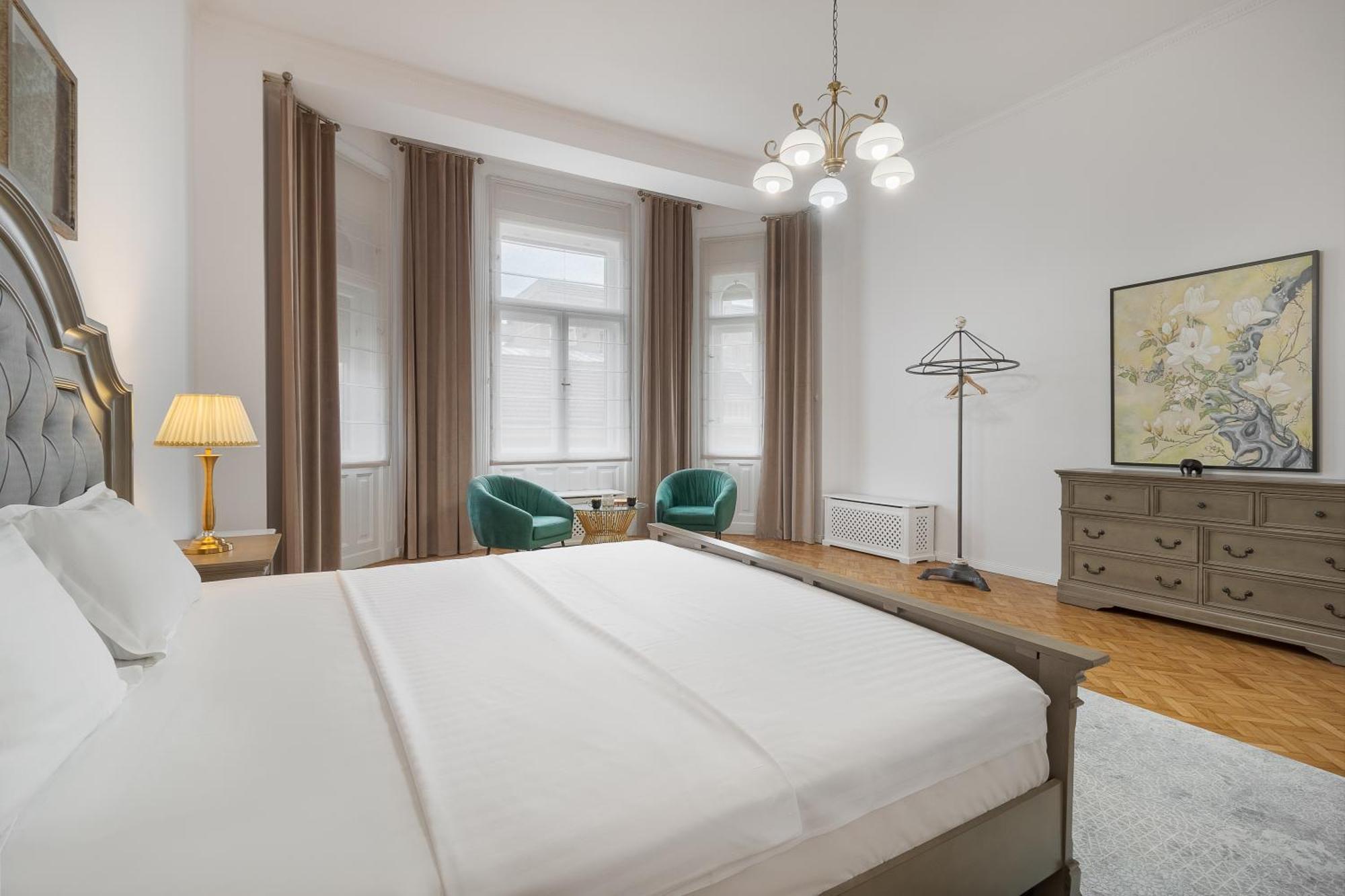 Royal Experience At Stern Palace Oradea Extérieur photo